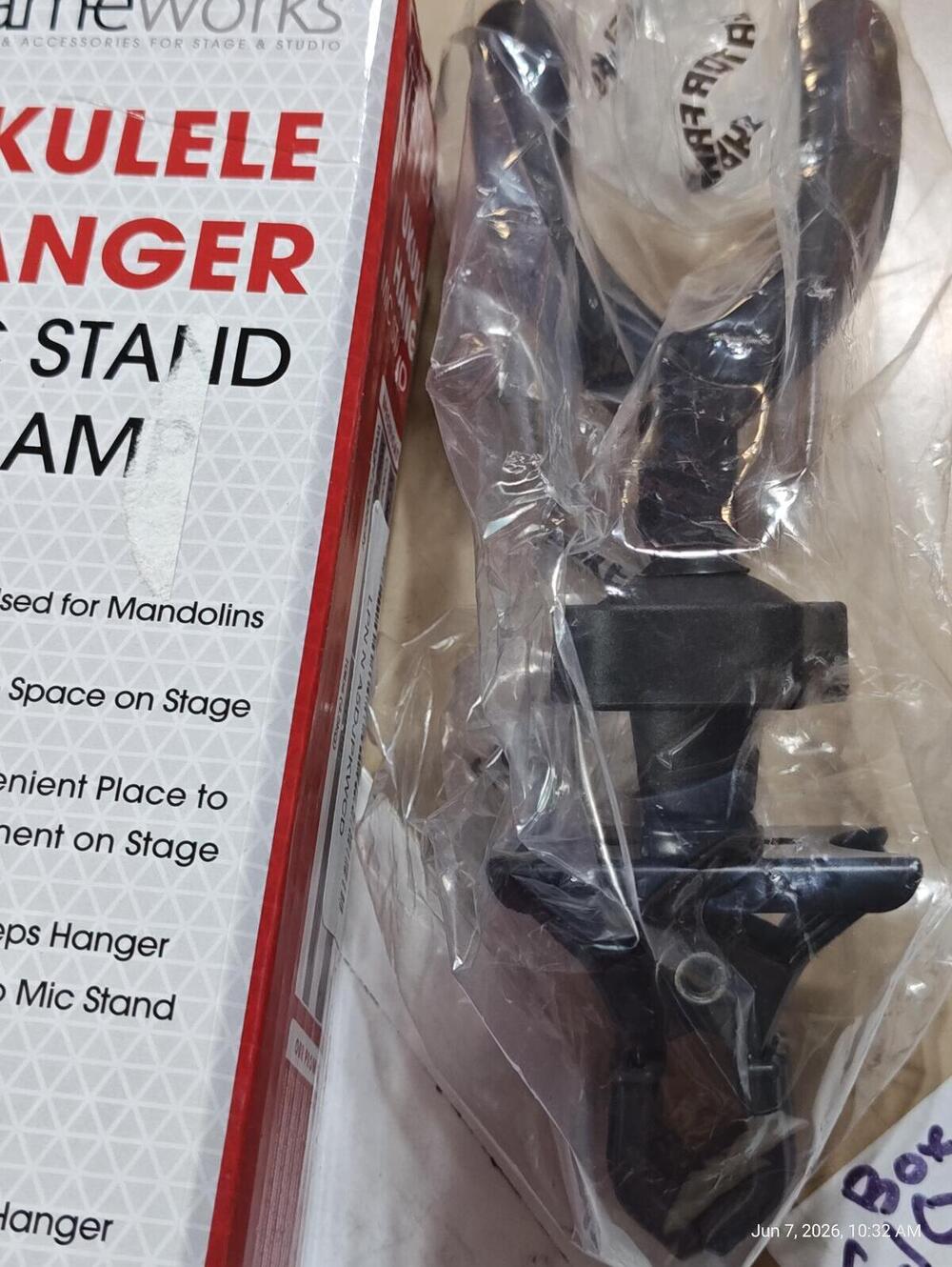 Gator  Uke/Mando Hanger Attachment w/ Clamp for Mic Stand